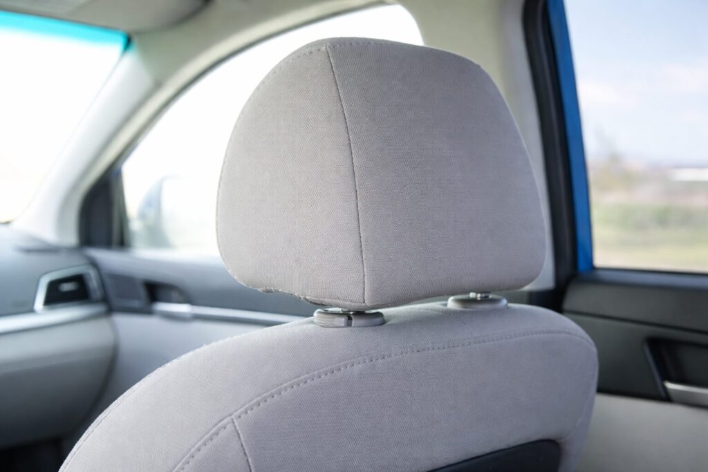차 안에 갇혔을 때 헤드레스트 사용법
