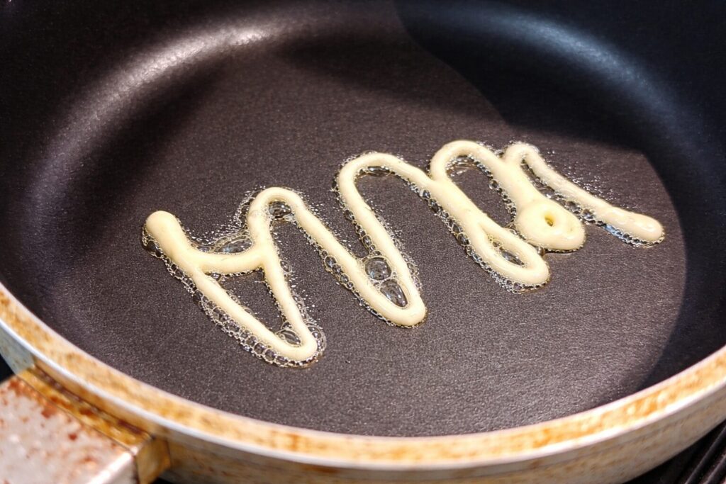 먼저 프라이팬에 마요네즈를 넣고 중불에서 달군다.