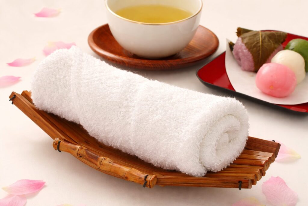 하트모양으로 물수건 예쁘게 접기