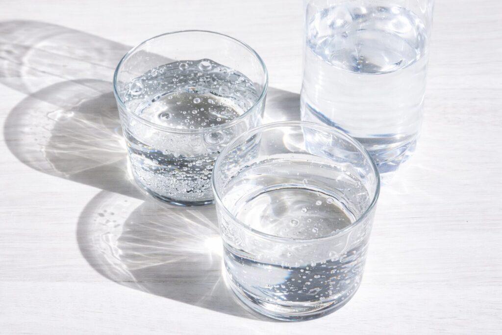 대표적인 제로 칼로리인 플레인 탄산수와 제로콜라를 기준으로 보면 차이가 분명