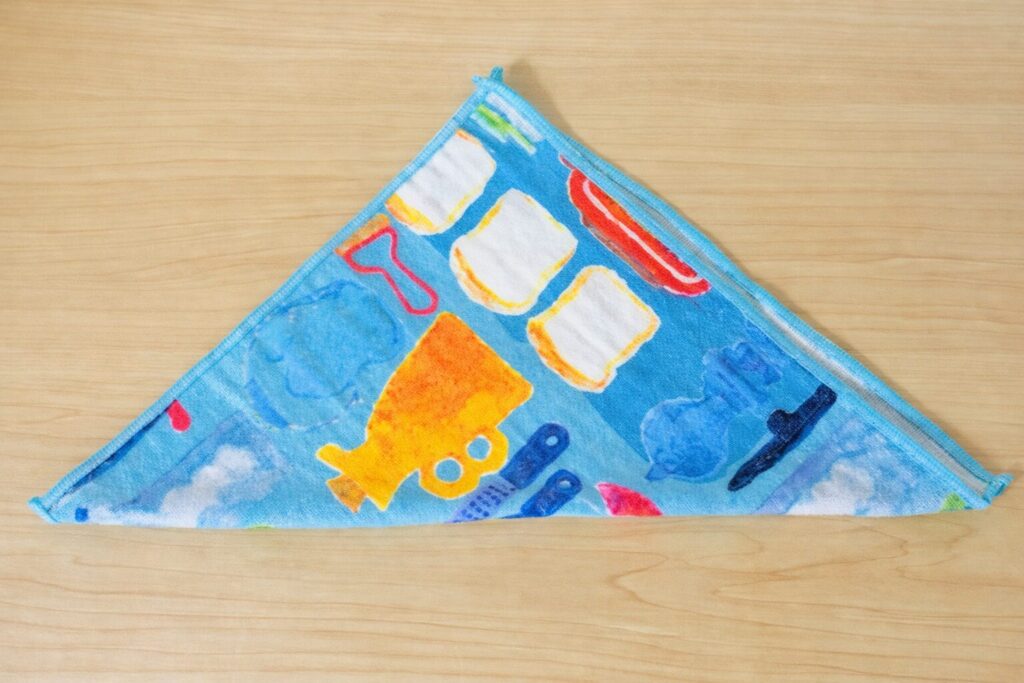 먼저 준비할 것은 정사각형 타월이다.