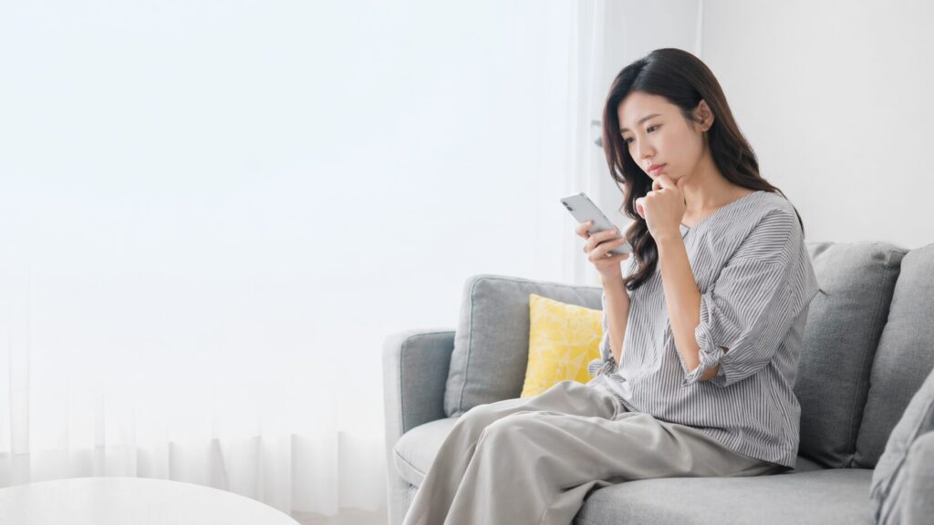 1. 계속 스마트폰만 보고 있다