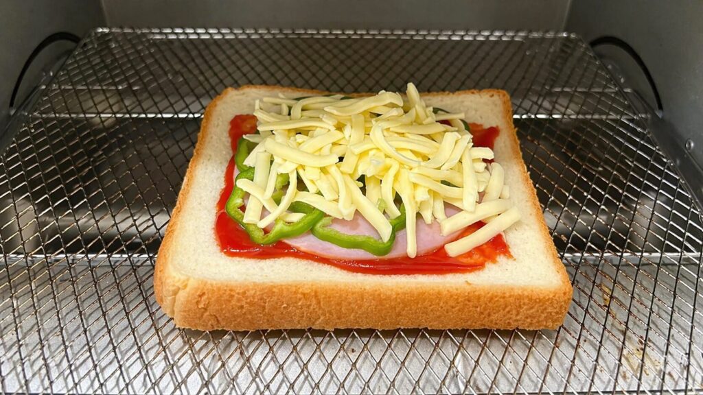 이제 굽기 전에 올리브오일을 살짝 둘러준다