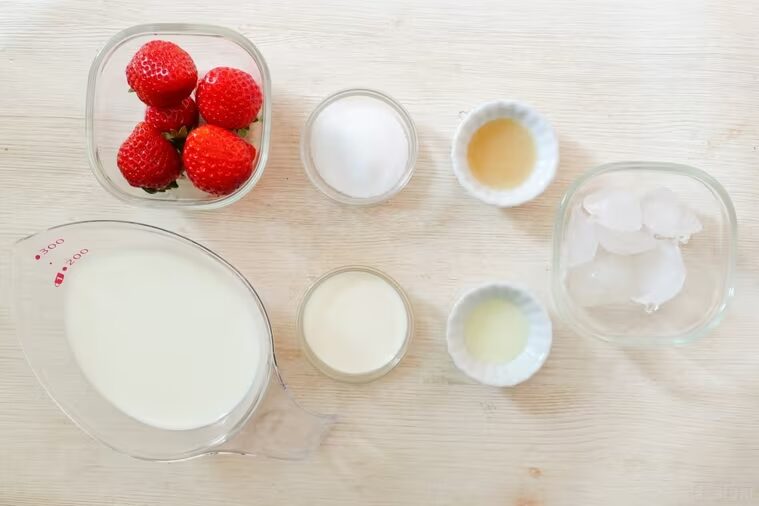 과육이 듬뚝 들어간 딸기우유 만드는법