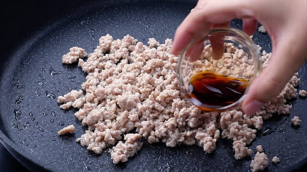 다짐육이 적당히 익으면 양념 재료를 넣는다