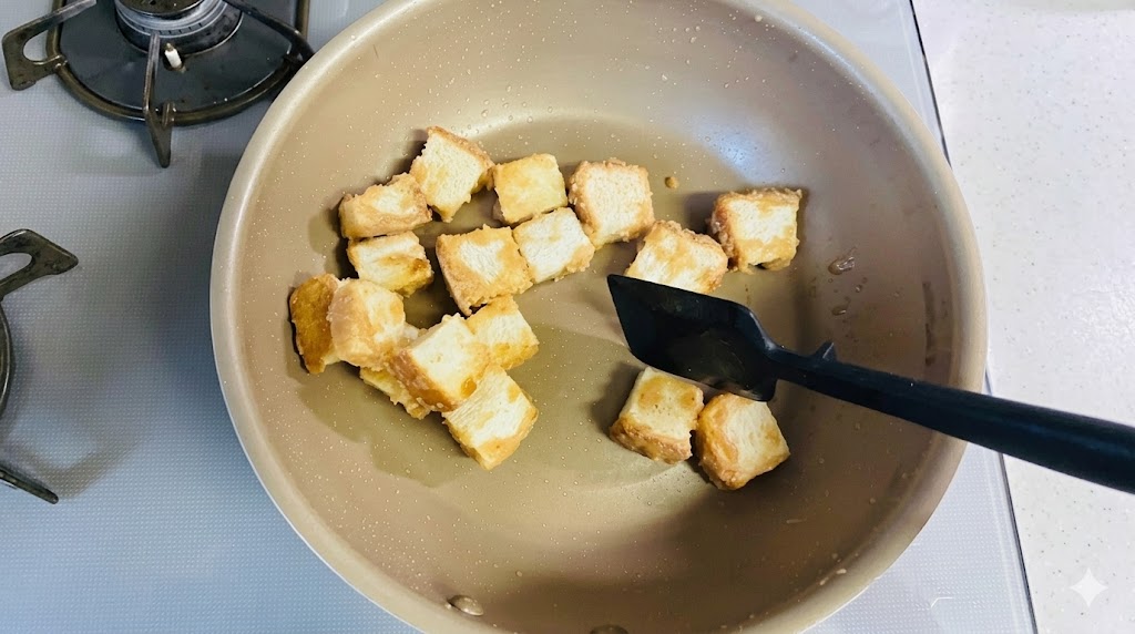 식빵 조각을 프라이팬에 넣는다.