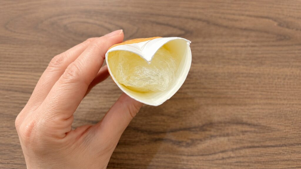 껍질을 벗긴 달걀은 랩으로 감싼다