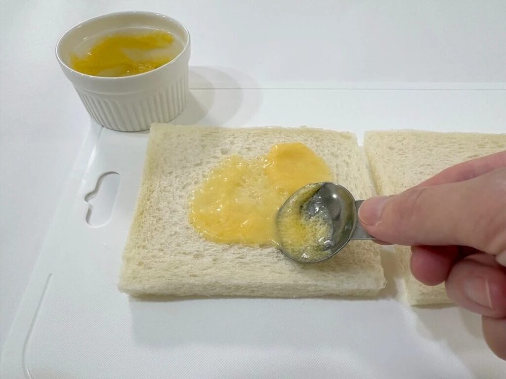 식빵에 소스를 바르고 재료를 올린다