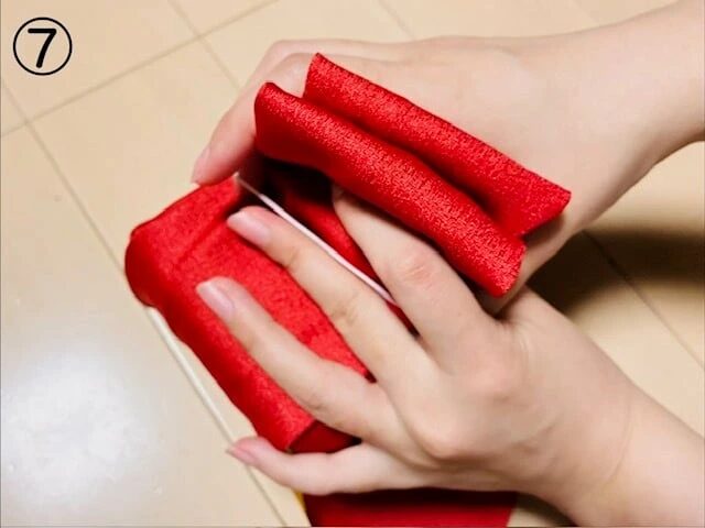 양쪽을 펼쳐 리본 모양을 만든다