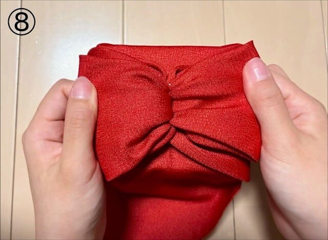보자기 끝이 뭉쳐 있으면 리본이 답답해 보인다.