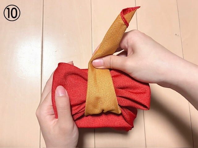 그다음 앞쪽으로 길게 내려온 부분을 가늘게 접어 정리한다.
