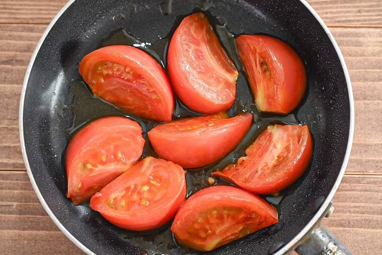 토마토 먼저 강불에서 굽기