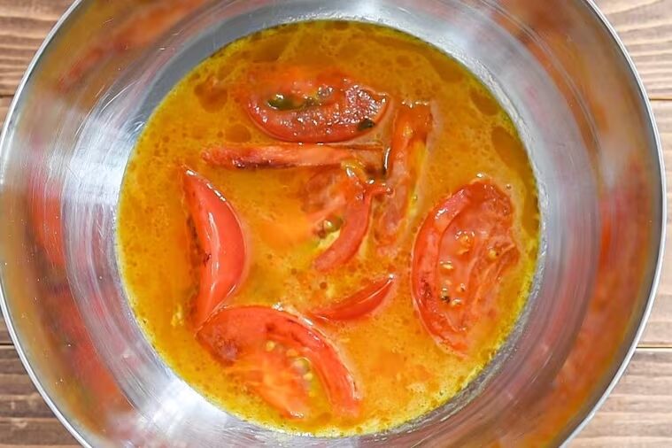 구운 토마토는 미리 풀어둔 계란물에 넣는다