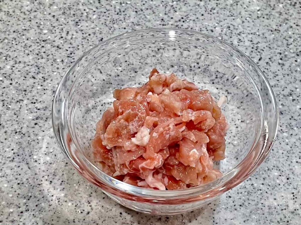 돼지고기는 먹기 좋게 3cm 길이로 자른다.