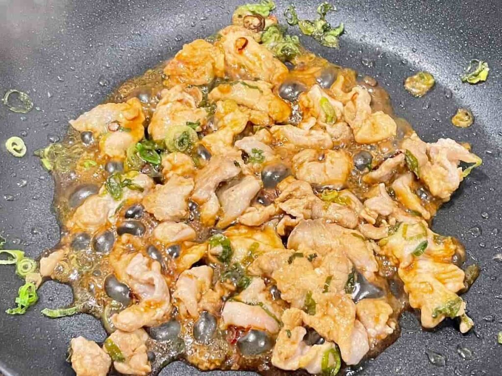 고기가 어느 정도 익으면 맛술 1큰술과 간장 1큰술을 둘러 넣는다.