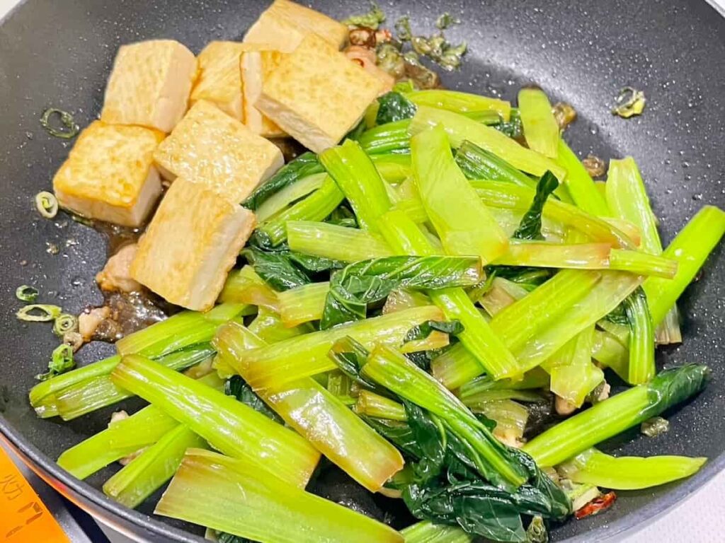 익으면 맛술 1큰술과 간장 1큰술을 둘러 넣는다.