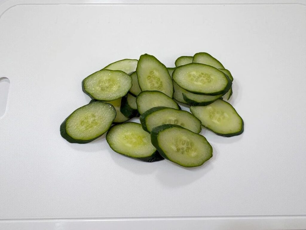 오이는 얇게 썰고 물기를 빼준다