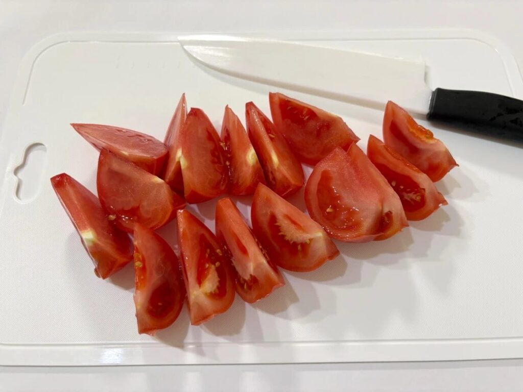 토마토를 8등분해 가볍게 버무린다