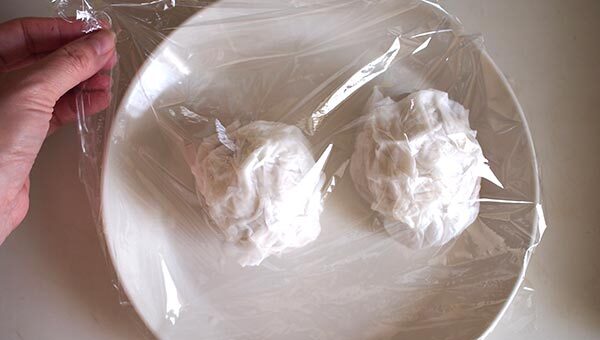 내열 접시에 올리고 랩을 느슨하게 덮은 뒤 전자레인지 700W에서 약 3분 30초에서 4분간 익힌다.