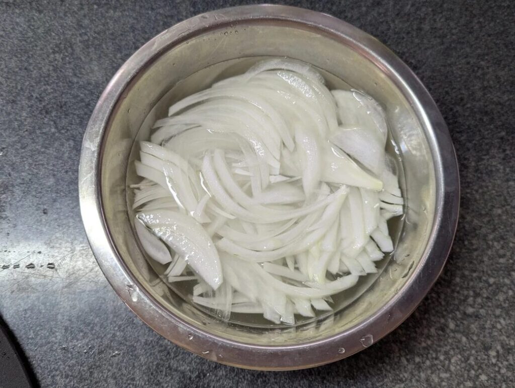 양파를 얇게 썰어 매운맛 빼기