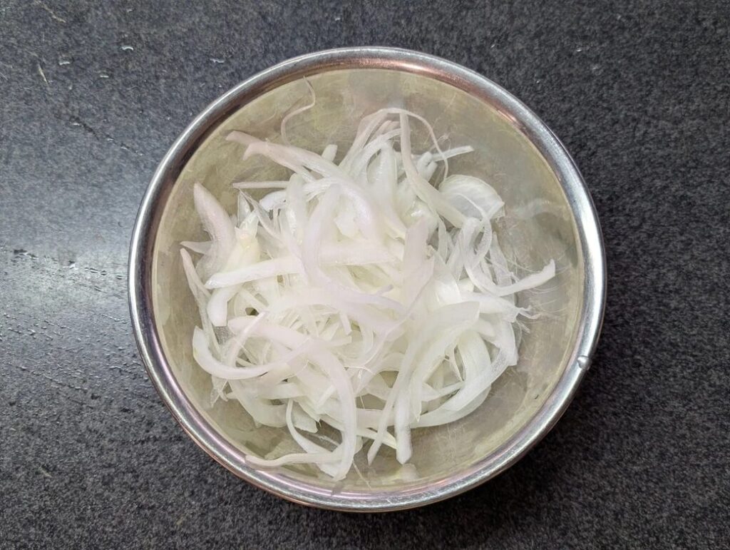물기가 많이 남으면 양념이 묽어지고 토마토에서 나온 과즙과 섞였을 때 맛이 흐려질 수 있다.