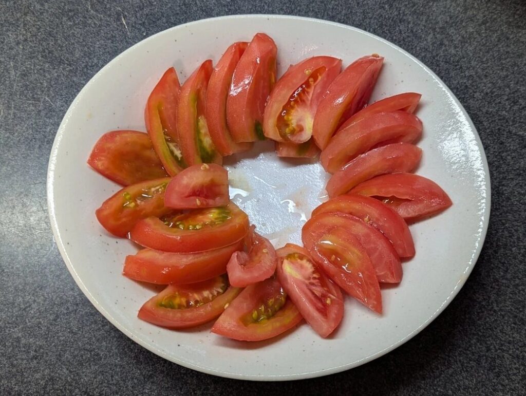 토마토 위에 양념 양파 올리기