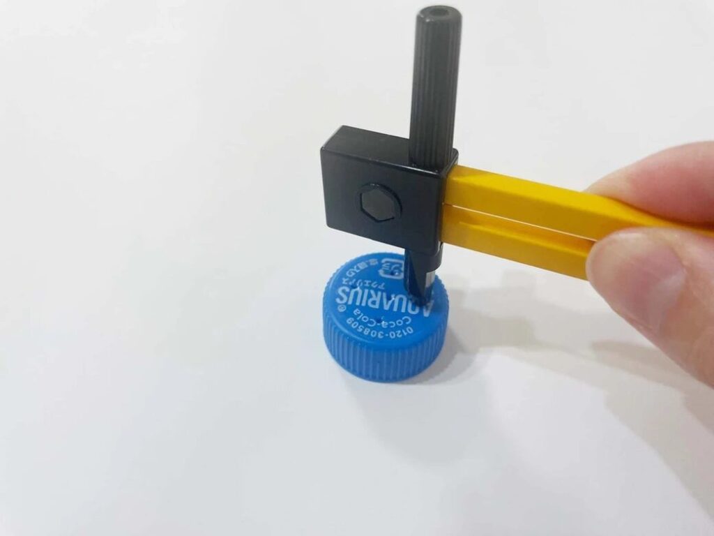 3. 뚜껑에 구멍을 뚫어 간이 샤워기 만들기