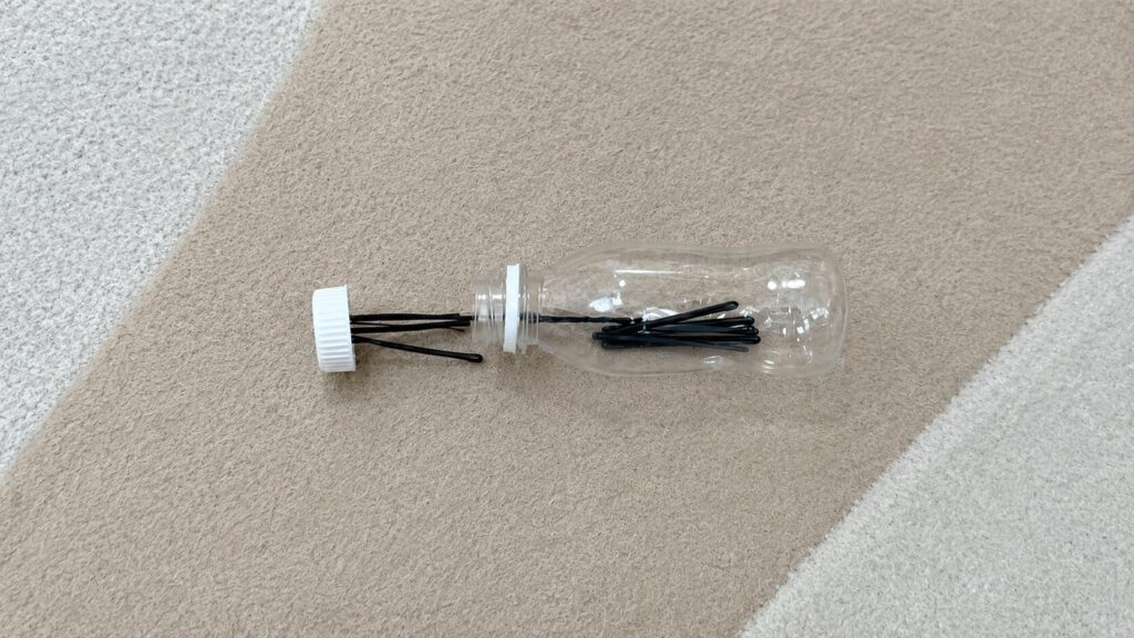 접착제가 굳으면 클립이나 철제 머리핀이 들어 있는 용기에 뚜껑을 돌려 끼운다.