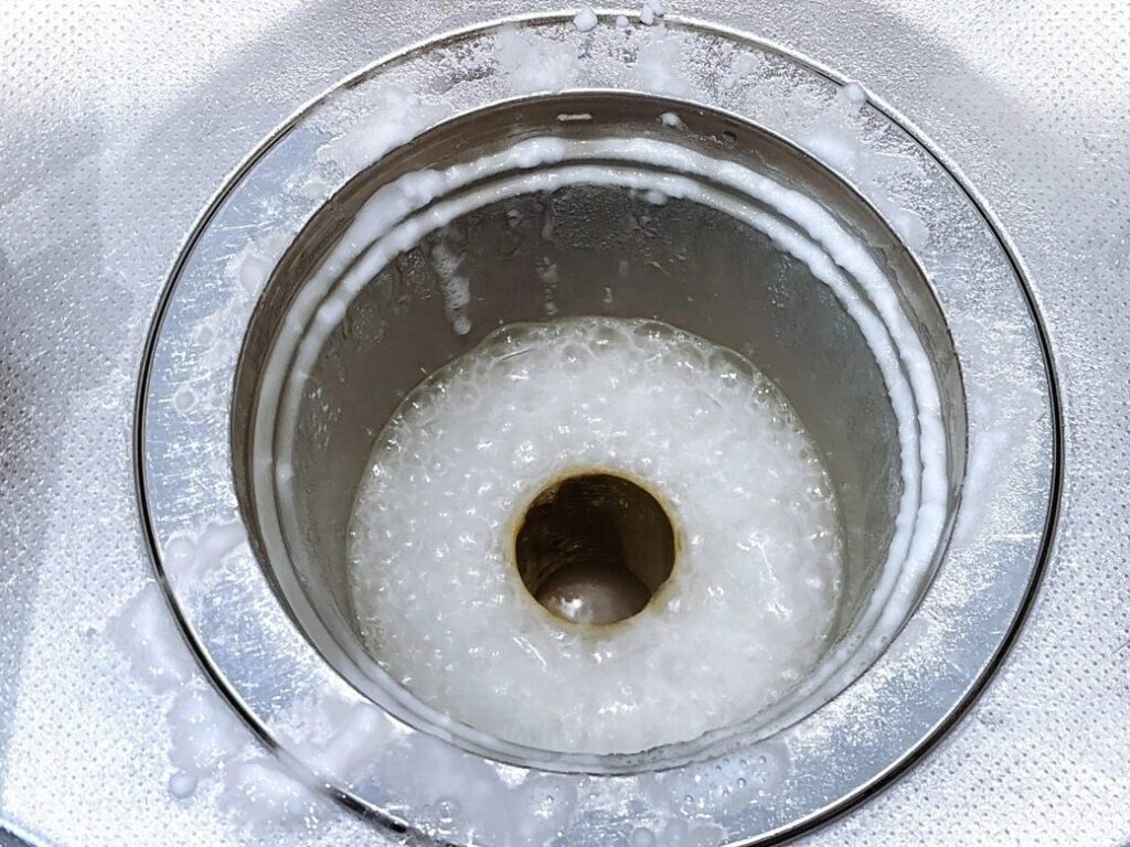 40℃ 물에 구연산을 녹여 붓는다